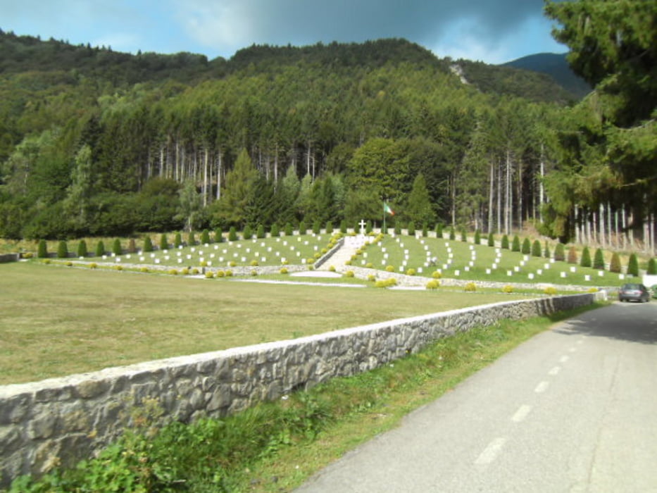 Friedhof entlang des Weges