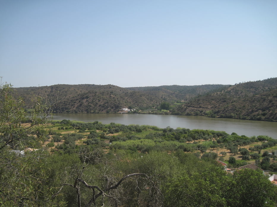 Ursprüngliche Hügellandschaft am Grenzfluss Rio Guardinana
