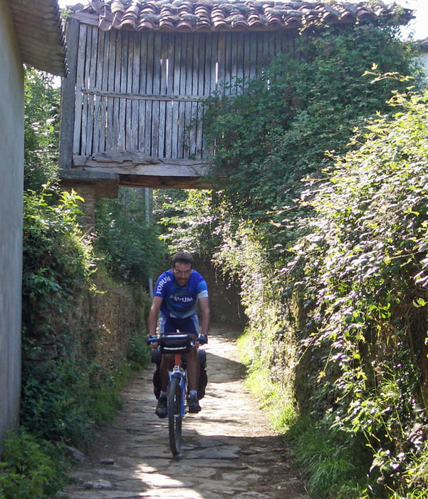 Horreo sobre el camino