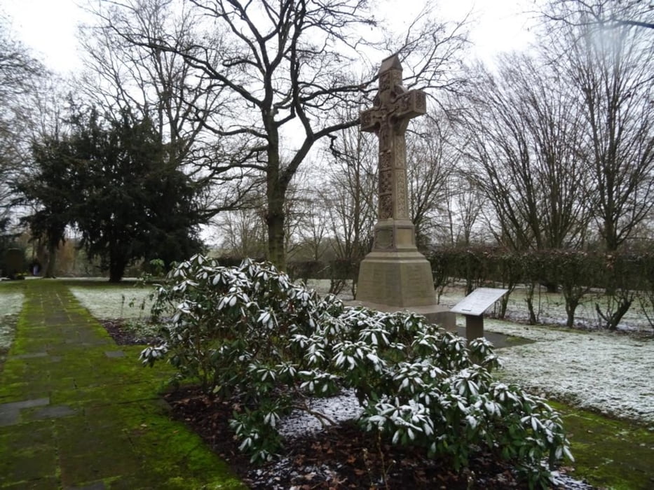 Irisches Hochkreuz auf dem Kriegsgräber Friedhof